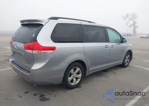 2013 Toyota Sienna Le V6 8 Passenger z USA, uszkodzony, nr VIN 5TDKK3DC4DS375577